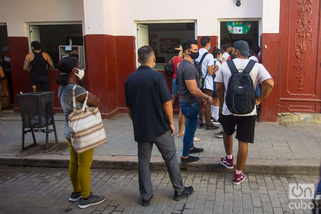 Personas en una cola para comprar helado, en La Habana. Foto: Otmaro Rodríguez.
