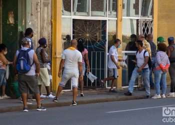 Personas en la cola de una panadería, en La Habana. Foto: Otmaro Rodríguez.
