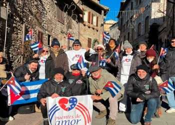 Activistas cubanoamericanos e italianos contra el embargo de EE.UU. a Cuba iniciaron una caminata en Italia rumbo al Vaticano. Foto: Prensa Latina.