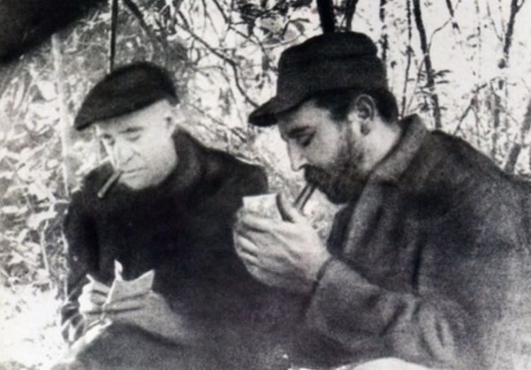 Hebert Matthews y Fidel Castro en la Sierra Maestra (1957). Foto: Archivo.