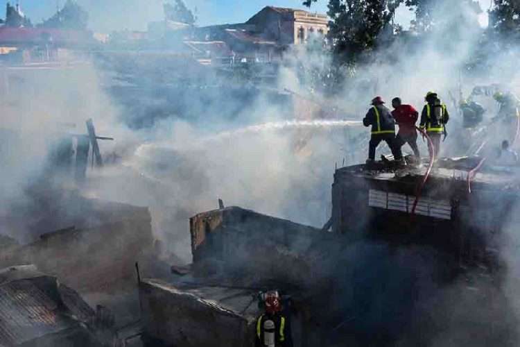 Bomberos luchan contra el fuego de un incendio en Santiago de Cuba. Foto: ACN.
