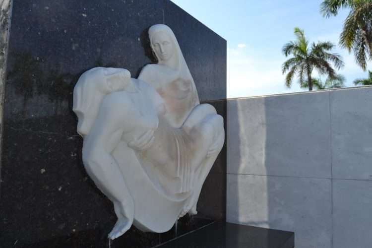 "La piedad"(1957) de Rita Longa, cemetenrio de Colón. Foto: Mapio.