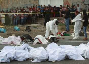Los cuerpos de los fallecidos se colocan en bolsas a un costado de la carretera después de un accidente en Tuxtla Gutiérrez, Chiapas, el 9 de diciembre de 2021. Foto: AP.