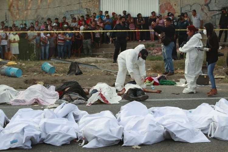 Los cuerpos de los fallecidos se colocan en bolsas a un costado de la carretera después de un accidente en Tuxtla Gutiérrez, Chiapas, el 9 de diciembre de 2021. Foto: AP.