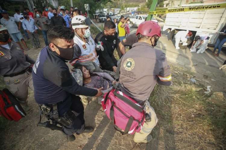 Una migrante lesionada es trasladada por personal de rescate del lugar dl accidente cerca de Tuxtla Gutiérrez, estado de Chiapas, México, el 9 de diciembre de 2021. Foto: AP.