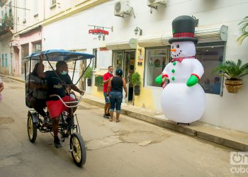 Muñeco de nieve inflable en las afueras del Bar-Cafetería Champions, en La Habana. Foto: Otmaro Rodríguez.