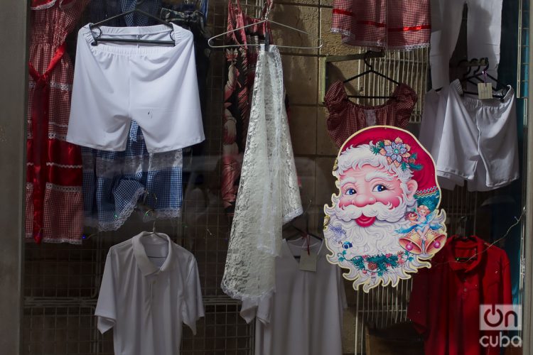 Una calcomanía de Santa Claus en la vidriera de una tienda de La Habana. Foto: Otmaro Rodríguez.