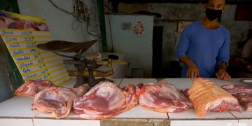 Puesto de venta de carne de cerdo en un mercado de La Habana, durante las fechas navideñas. Foto: Otmaro Rodríguez.