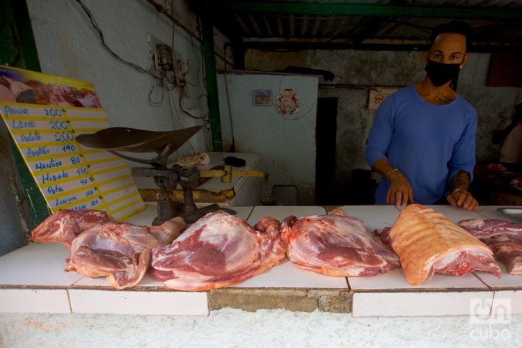 Puesto de venta de carne de cerdo en un mercado de La Habana, durante las fechas navideñas. Foto: Otmaro Rodríguez.