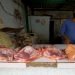 Puesto de venta de carne de cerdo en un mercado de La Habana, durante las fechas navideñas. Foto: Otmaro Rodríguez.