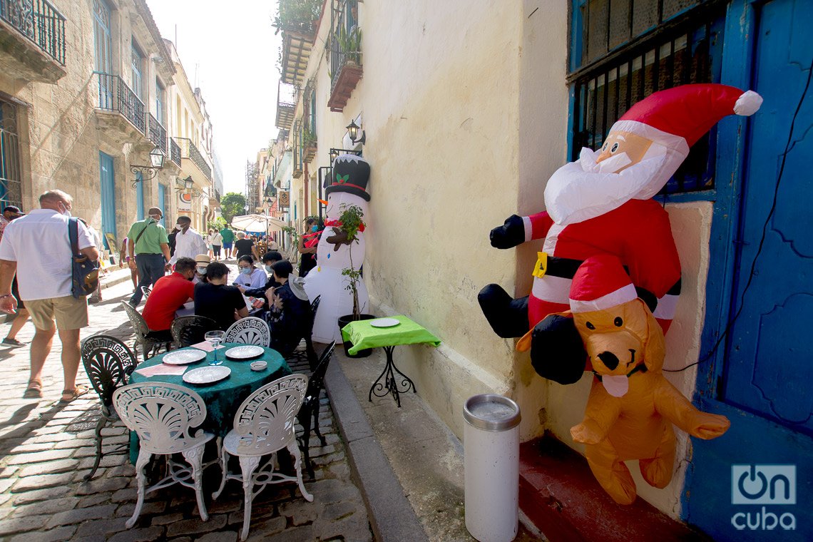 Figuras navideñas en un establecimiento gastronómico en La Habana, frecuentado por turistas. Foto: Otmaro Rodríguez.