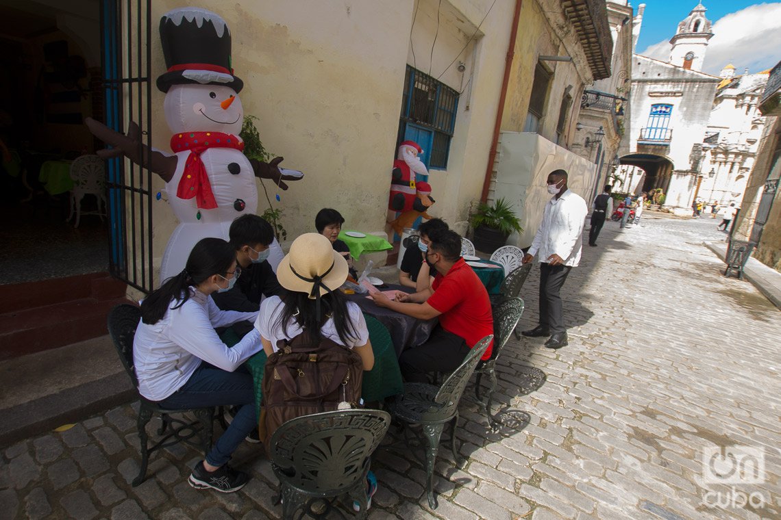 Figuras navideñas en un establecimiento gastronómico en La Habana, frecuentado por turistas. Foto: Otmaro Rodríguez.