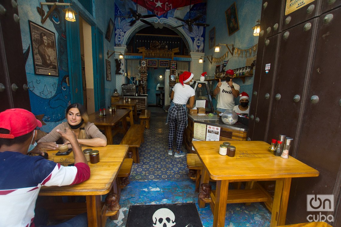 Restaurante privado de La Habana, con sus trabajadores ataviados con gorros navideños. Foto: Otmaro Rodríguez.