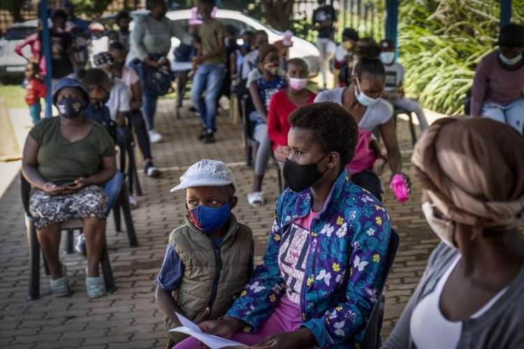 Personas esperando vacunarse en Lawley, al sur de Johannesburgo, Sudáfrica, el miércoles 1 de diciembre de 2021. Foto: Shiraaz Mohamed/AP.