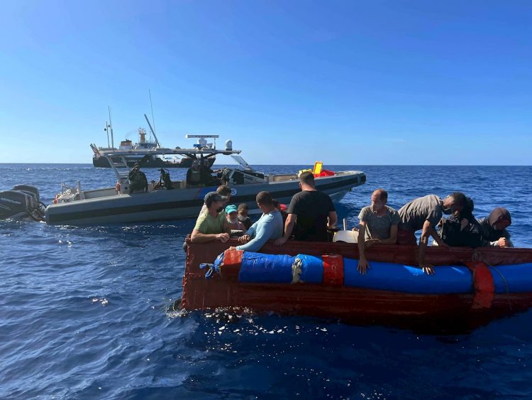 Imagen de archivo cedida por la Guardia Costera de EE.UU. de una intercepción de una barca rústica con migrantes cubanos al sur de Key West, Florida. Foto: Guardia Costera EEUU / EFE / Archivo.