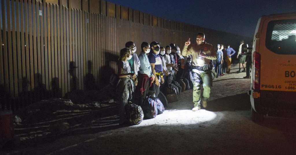 Un guardia de la Patrulla Fronteriza de EE.UU. cuenta los inmigrantes que cruzaron ilegalmente la frontera. Foto: Andrew Lichtenstein / Getty / Archivo.