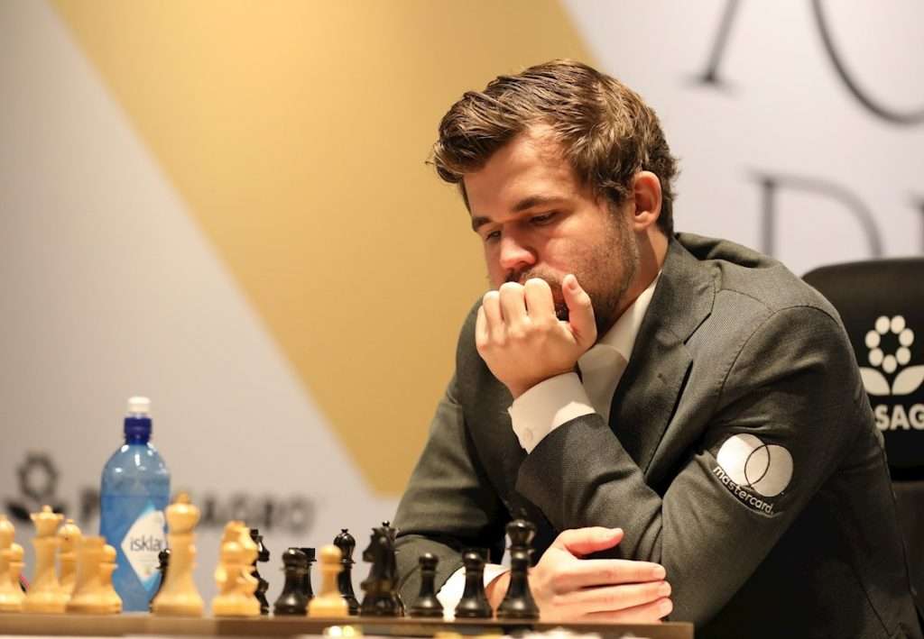 El noruego Magnus Carlsen, monarca mundial de ajedrez por quinta ocasión tras derrotar al retador Ian Nepomniachtchi, de Rusia, en el match celebrado en Dubái, Emiratos Árabes Unidos. Foto: Ali Haider / EFE.