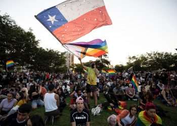 Cientos de personas celebran este martes, la aprobación del matrimonio Igualitario en la Plaza Italia de Santiago de Chile. Foto: Alberto Valdés/Efe.