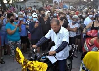 El médico Miguel Alexander Concepción López sobre la moto que recibió de sus vecinos, en la localidad de Santa Lucia, en la provincia cubana de Sancti Spíritus. Foto: facebook.com/elsa.ramosramirez