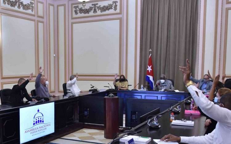 Aprobación de una norma por el Consejo de Estado de Cuba, durante una sesión el 8 de diciembre de 2021. Foto: parlamentocubano.gob.cu