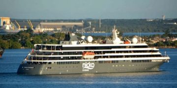 El crucero World Voyager en la bahía de Cienfuegos, Cuba. Foto: Modesto Gutiérrez Cabo / ACN.