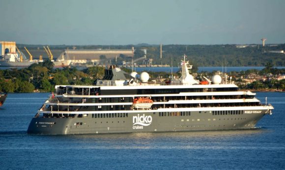 El crucero World Voyager en la bahía de Cienfuegos, Cuba. Foto: Modesto Gutiérrez Cabo / ACN.