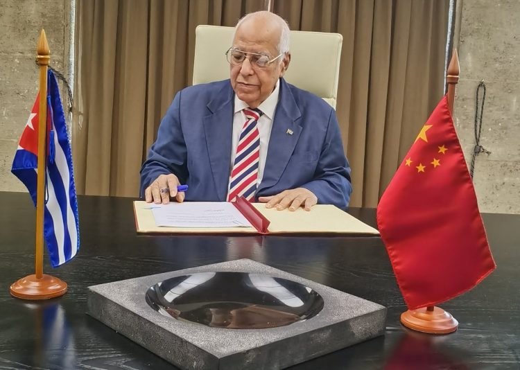 El acuerdo entre ambas naciones fue firmado por vice primer ministro Ricardo Cabrisas Ruiz y el presidente de la Comisión Nacional de Desarrollo y Reforma de China, He Lifeng. Foto: twitter.com/Deb_invexCuba