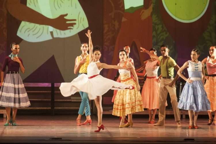 Espectáculo "Cuba Vibra", durante una presentación en el Teatro Martí. Foto tomada del perfil oficial de la compañía, en Facebook.
