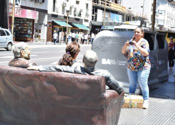 Dos mujeres se toman una foto en la calle Corrientes, en 2019. Foto: Lez.