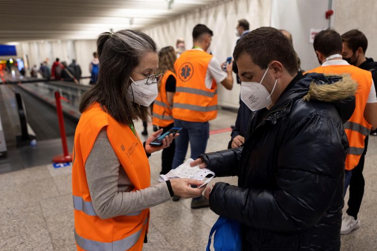 Equipos de control sanitario en el aeropuerto de La Palma. EFE/ Cati Cladera