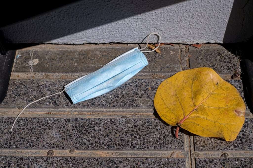 Mascarilla arrojada al suelo en una calle española, en una foto de archivo. Foto: Ángel Medina G. / EFE.