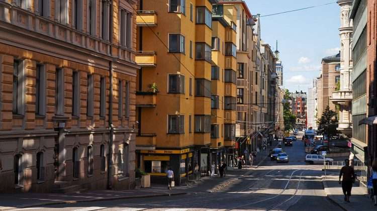 Una calle de Helsinki, la capital de Finlandia. Foto: Mstyslav Chernov, vía theculturetrip.com