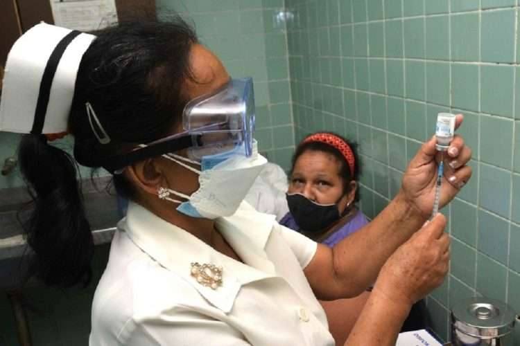 Una enfermera se prepara para aplicar una dosis de la vacuna anticovid cubana Abdala. Foto: Modesto Gutiérrez Cabo/ ACN / Archivo.