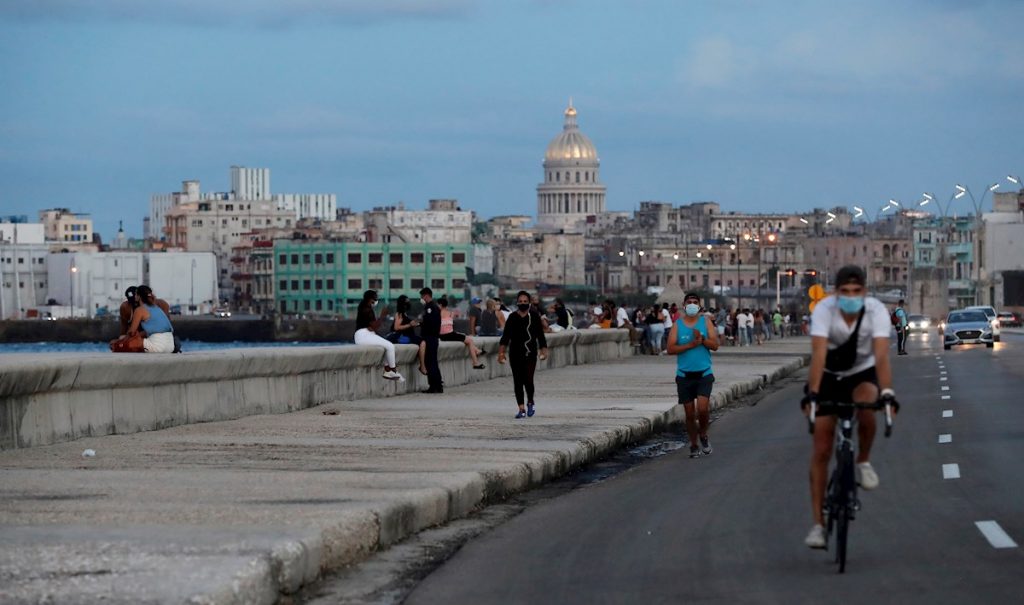 Personas en el Malecón de La Habana, Cuba. Foto: Ernesto Mastrascusa / EFE / Archivo.
