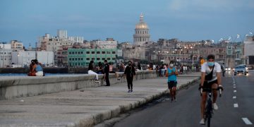 Personas en el Malecón de La Habana, Cuba. Foto: Ernesto Mastrascusa / EFE / Archivo.