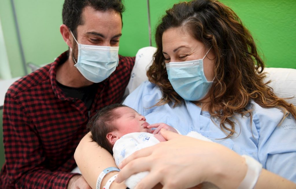 Primer niño nacido en el Principado de Asturias, España, en el año 2022. Foto: Eloy Alonso / POOL / EFE.