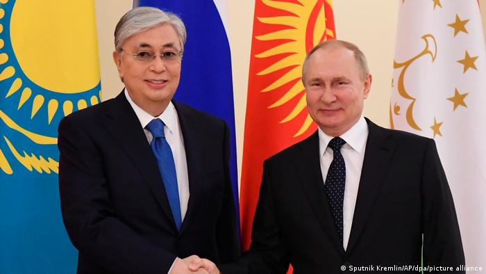 El presidente de Kazajistán Kassym-Jomart Tokayev (izquierda) junto al presidente ruso Vladimir Putin. Foto: tomada de DW.