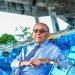 El arquitecto cubano-estadounidense, Hilario Candela, mientras pasea entre las estructuras cargadas de grafitis del emblemático Miami Marine Stadium diseñado por él en 1963, en Miami, Florida (Estados Unidos). Foto: Gastón De Cárdenas/Efe/Archivo.