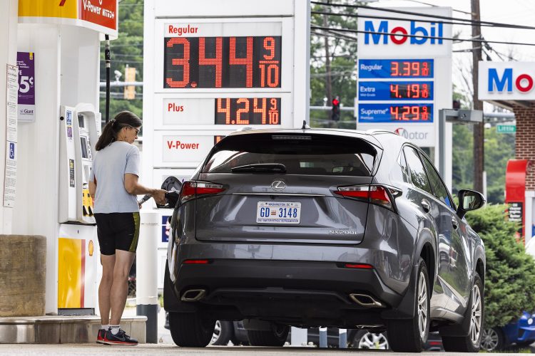 Los precios de la gasolina, entre otros productos, se han disparado. Foto New York Post.