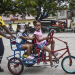 Familia en un triciclo, en Holguín. Foto: Kaloian