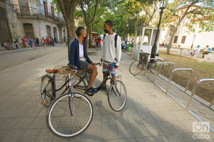 Jóvenes conversan en un puesto de renta de bicicletas, Parque del Cristo. Foto: Otmaro Rodríguez.