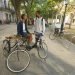 Jóvenes conversan en un puesto de renta de bicicletas, Parque del Cristo. Foto: Otmaro Rodríguez.