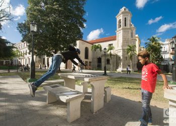 Joven intenta saltar por encima de una mesa de concreto en el Parque del Cristo. Foto: Otmaro Rodríguez.