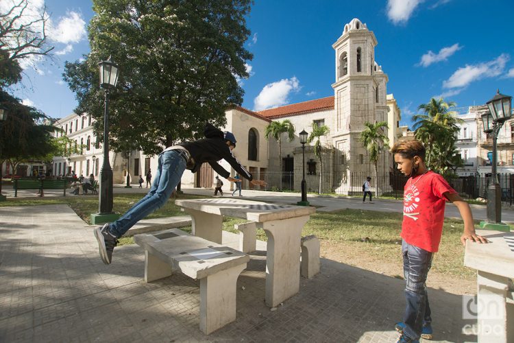 Joven intenta saltar por encima de una mesa de concreto en el Parque del Cristo. Foto: Otmaro Rodríguez.