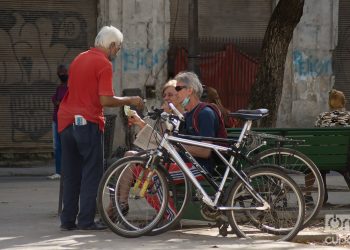 Vendedor de periódico en el Parque del Cristo. Foto: Otmaro Rodríguez.