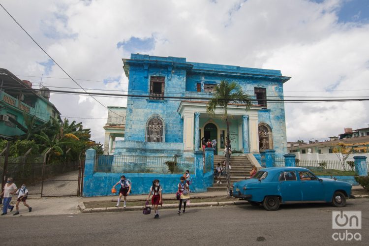 Niños saliendo de la escuela primaria Holvein Quesada, en Santa Amalia, La Habana. Foto: Otmaro Rodríguez.