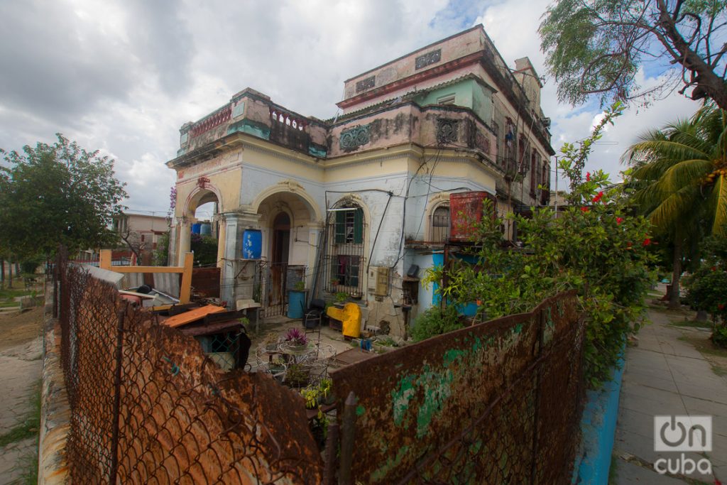 La Villa Rosa, donde hoy viven varias familias, en Santa Amalia, La Habana. Foto: Otmaro Rodríguez.