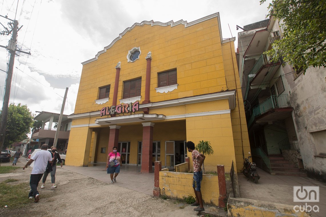 El antiguo cine Marta, uno de los mejores cines de La Habana en su tiempo y lugar emblemático de la barriada de Santa Amalia. Foto: Otmaro Rodríguez.