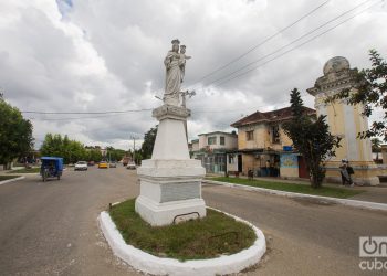 Escultura de la Virgen María Auxiliadora, en Santa Amalia, La Habana. Foto: Otmaro Rodríguez.