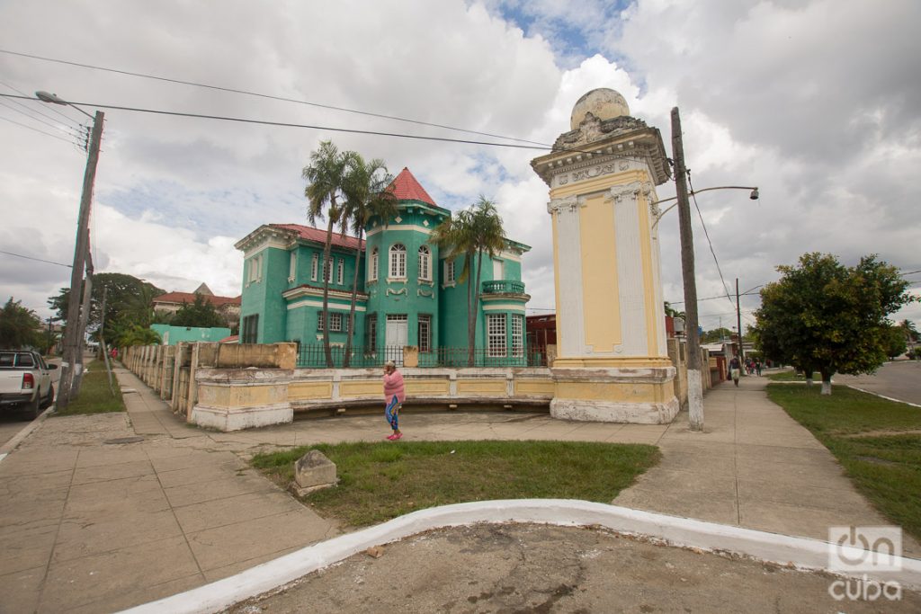 Antigua funeraria Mauline, hoy casa de la cultura Justo Vega, en Santa Amalia, La Habana. Foto: Otmaro Rodríguez.